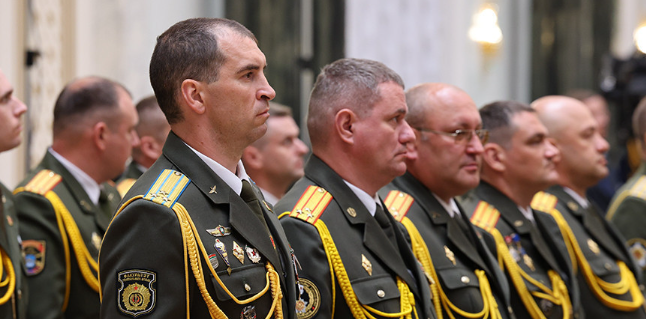 Лукашенко вручил генеральские погоны: как это было